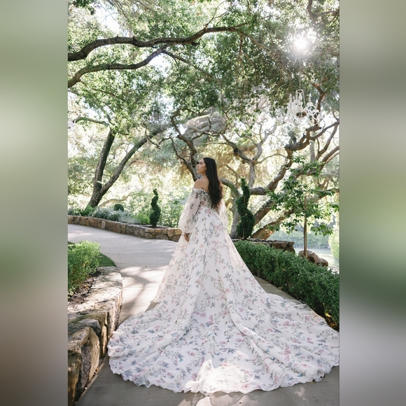 Monique Lhuillier Wedding Dress - Picture 1 of 16